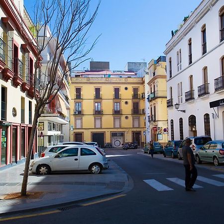 Puerta Del Arenal II Apartment Sevilla Bagian luar foto
